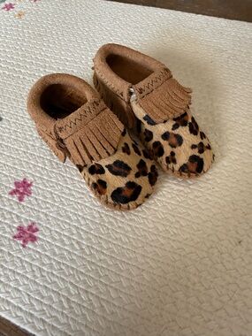 Minnetonka Infant Leopard-Print Fringe Moccasins in Tan and Brown